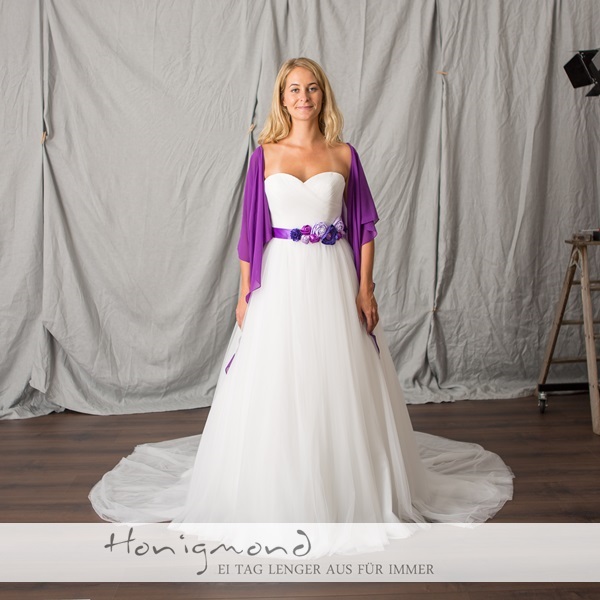 Brautkleid mit schwarzer Bestickung