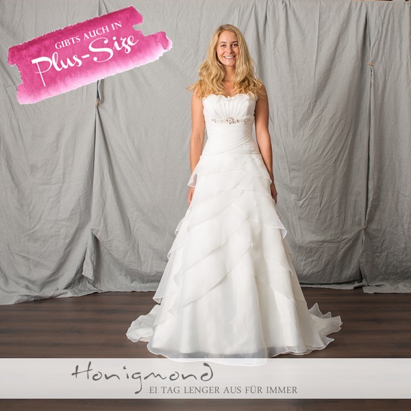 Brautkleid mit viel Spitze und Tuell