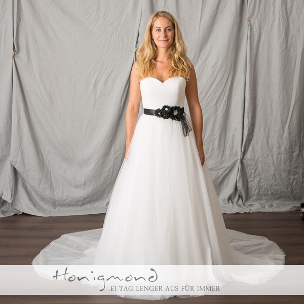 Brautkleid mit Schleppe und schwarzer Stickerei