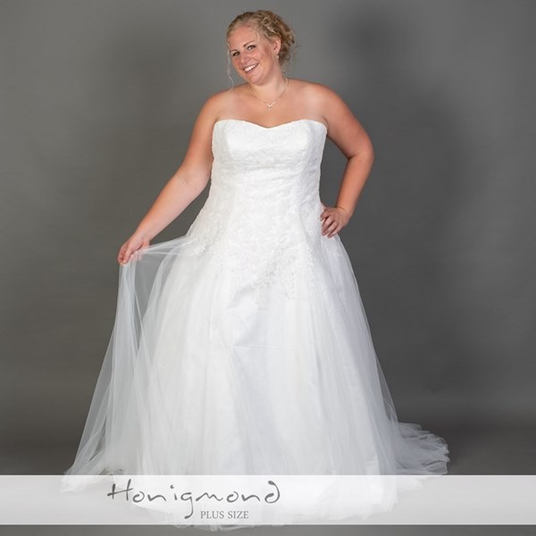 Brautkleid mit viel Spitze und Tuell