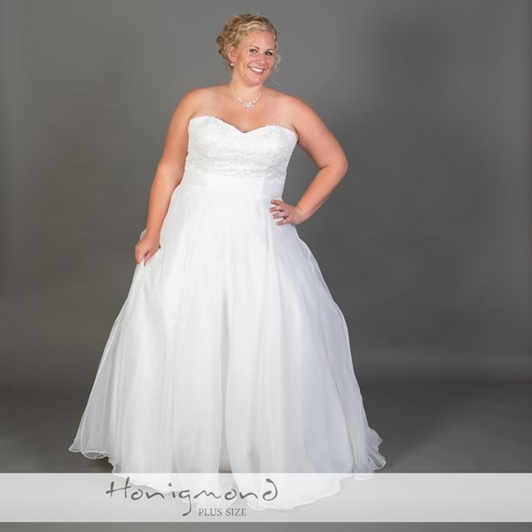 Brautkleid mit viel Spitze und Tuell