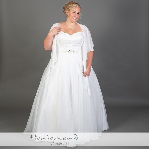 Brautkleid mit viel Spitze und Tuell