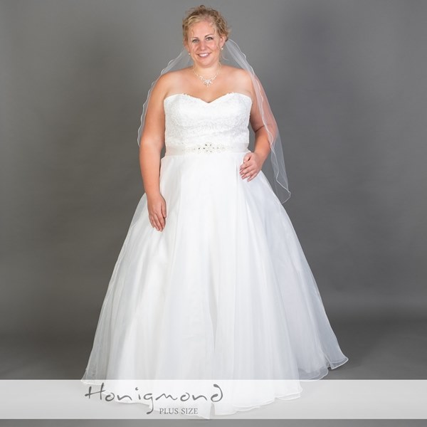 Brautkleid mit viel Spitze und Tuell